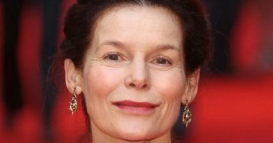 alice krige 2 390x205 - Alice Krige Biography - life Story, Career, Awards, Age, Height