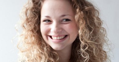 carrie fletcher 1 390x205 - Carrie Hope Fletcher Biography - life Story, Career, Awards, Age, Height