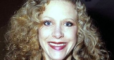 connie booth 1 390x205 - Connie Booth Biography - life Story, Career, Awards, Age, Height