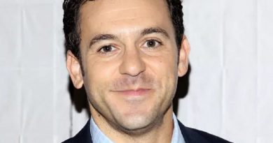 fred savage 7 390x205 - Fred Savage Biography - life Story, Career, Awards, Age, Height