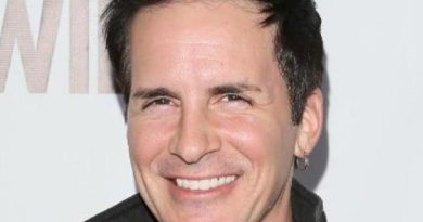 hal sparks 1 390x205 - Hal Sparks Biography - life Story, Career, Awards, Age, Height