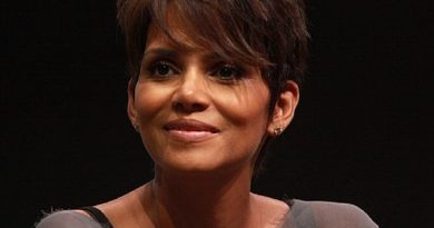 halle berry 6 390x205 - Halle Berry Biography - life Story, Career, Awards, Age, Height