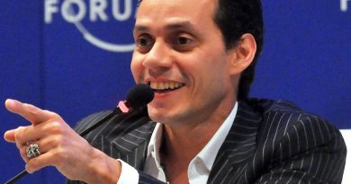 marc anthony 6 390x205 - Marc Anthony Biography - life Story, Career, Awards, Age, Height