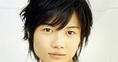 ryunosuke kamiki 2 390x205 - Ryunosuke Kamiki Biography - life Story, Career, Awards, Age, Height