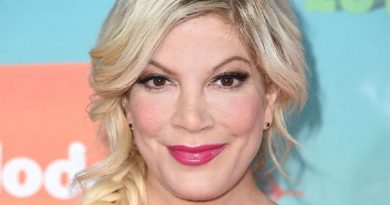 tori spelling 8 1 390x205 - Tori Spelling Biography - life Story, Career, Awards, Age, Height